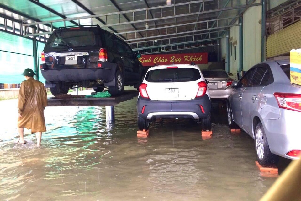 Muôn kiểu tránh ngập, chống bão cho ô tô được cư dân mạng chia sẻ rần rần - 8 Muôn kiểu tránh ngập, chống bão cho ô tô được cư dân mạng chia sẻ rần rần - 8