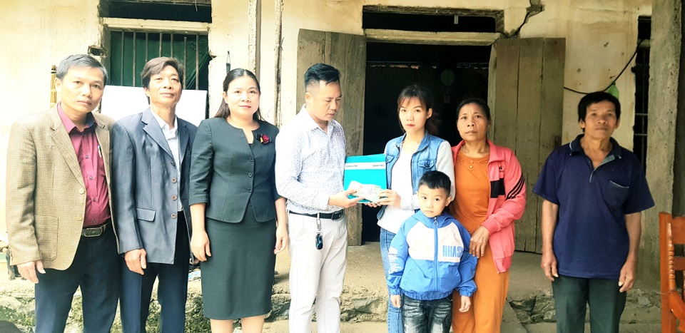 Bé gái có cặp mắt như quả bóng không còn nữa, gia đình xin ủng hộ lại 24 triệu đồng - 1 Bé gái có cặp mắt như quả bóng không còn nữa, gia đình xin ủng hộ lại 24 triệu đồng - 1