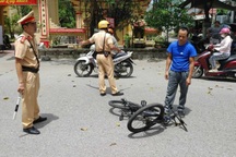 Người đàn ông đi xe đạp bị khởi tố vì chống người thi hành công vụ