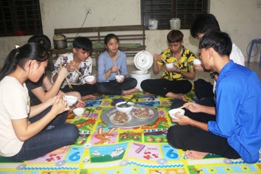 Thầy cô miền núi góp tiền mua gạo nấu cơm cho học sinh nghèo