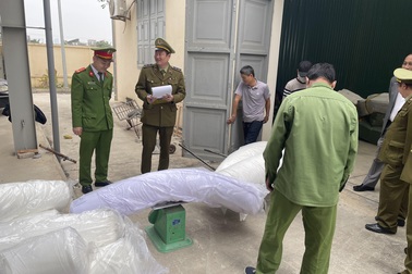 Bắt giữ xe hàng nghi nhập lậu trị giá 5 tỉ đồng