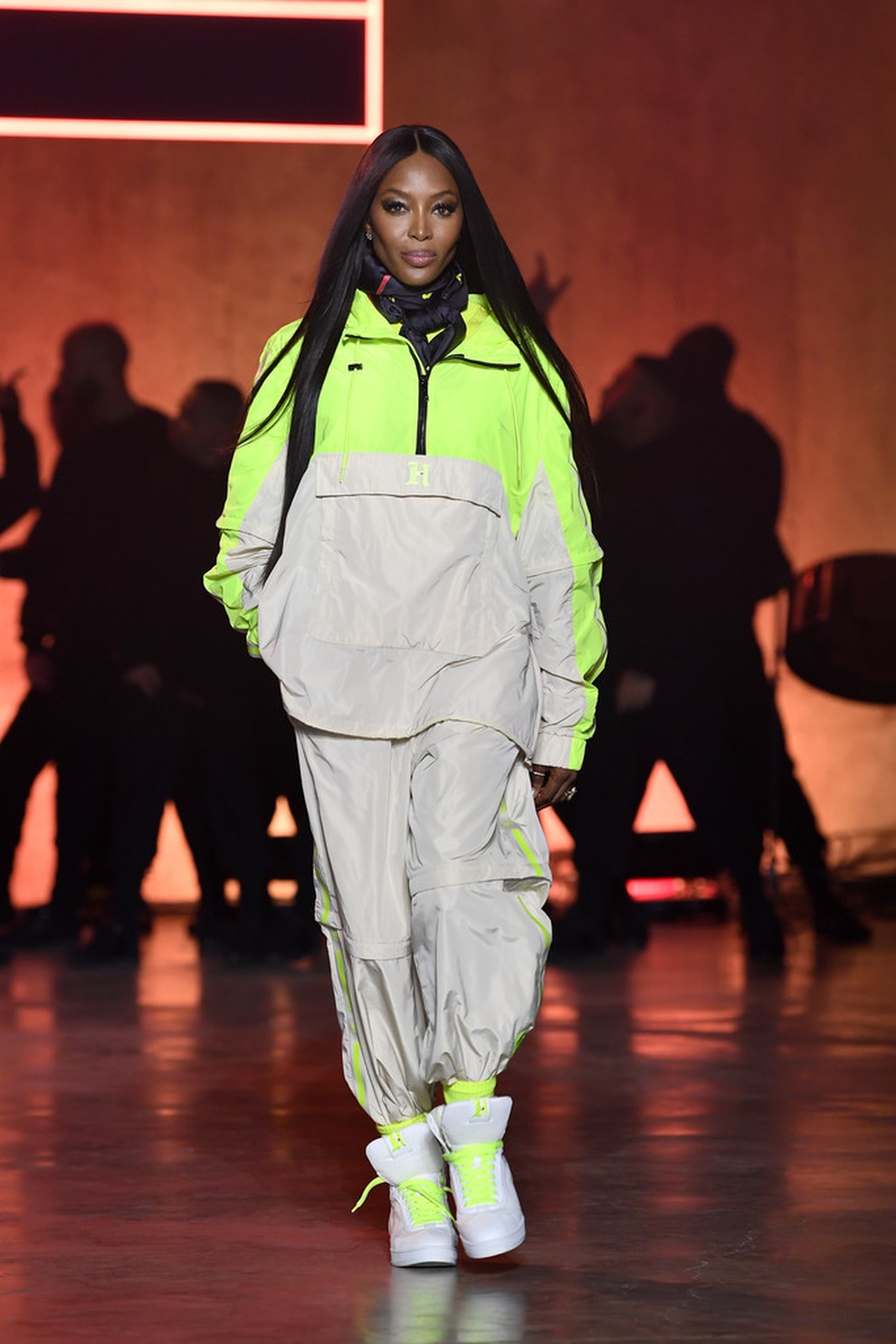 Ngoại ngũ tuần, Naomi Campbell vẫn thần thái đỉnh cao trên sàn catwalk - 8 Ngoại ngũ tuần, Naomi Campbell vẫn thần thái đỉnh cao trên sàn catwalk - 8