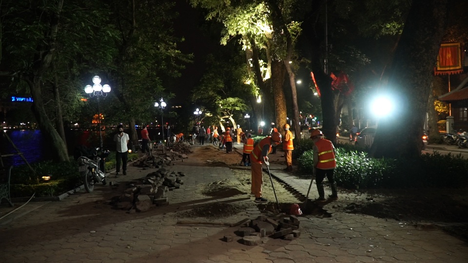 Hà Nội chôn ngầm 1600m cáp điện, lát lại vỉa hè quanh hồ Gươm - 1 Hà Nội chôn ngầm 1600m cáp điện, lát lại vỉa hè quanh hồ Gươm - 1