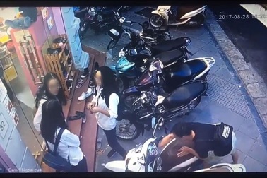 Hà Nội: Ngang nhiên lấy trộm xe máy SH trước mặt 3 cô gái