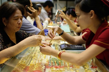 Giá vàng đảo chiều giảm mạnh