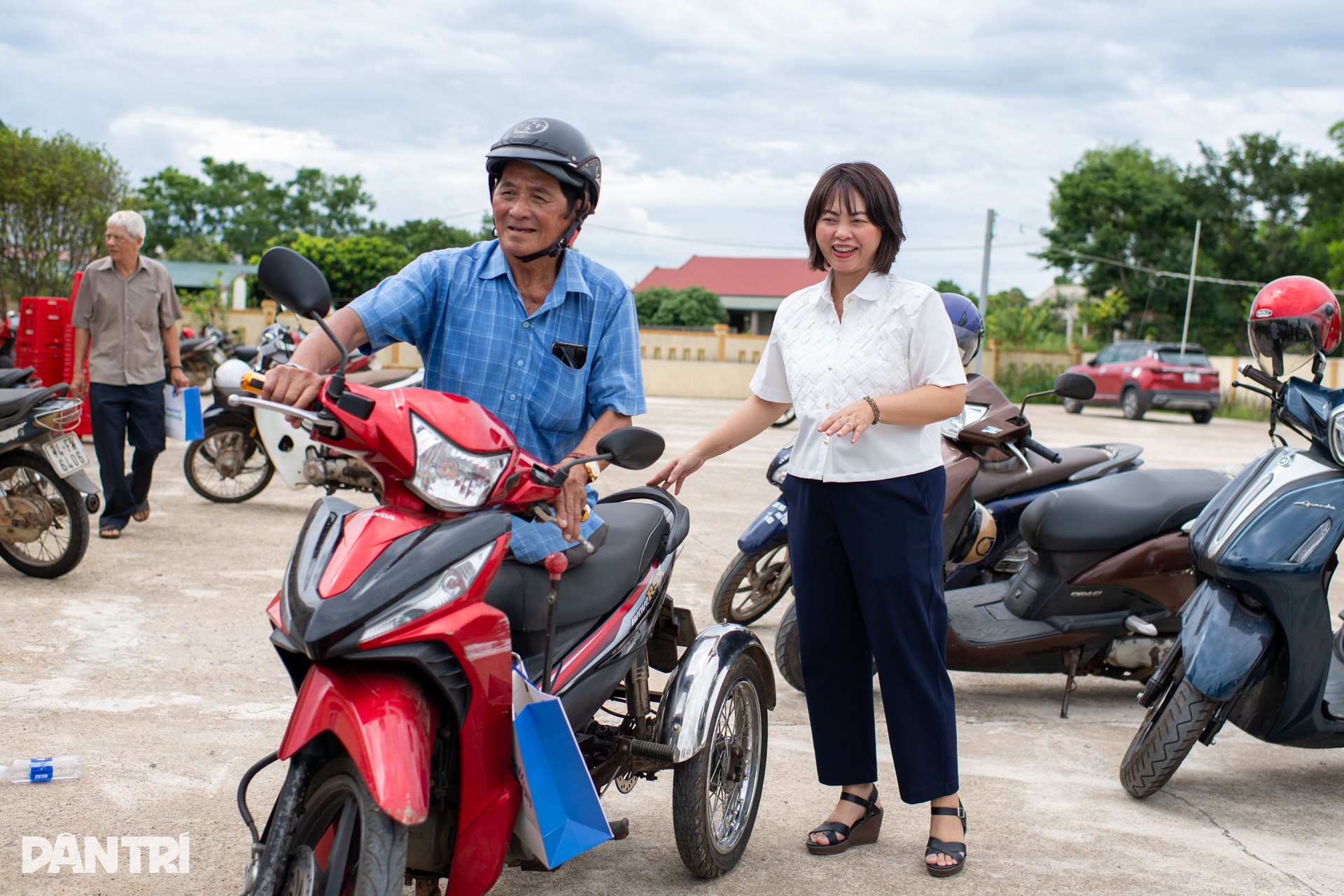 Khám bệnh miễn phí, tặng quà tri ân gần 300 người có công tại Quảng Trị - 4 Khám bệnh miễn phí, tặng quà tri ân gần 300 người có công tại Quảng Trị - 4