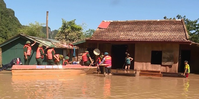 Tiếp tế lương thực, thăm khám sức khỏe cho người dân vùng rốn lũ - Ảnh 1. Tiếp tế lương thực, thăm khám sức khỏe cho người dân vùng rốn lũ - Ảnh 1.
