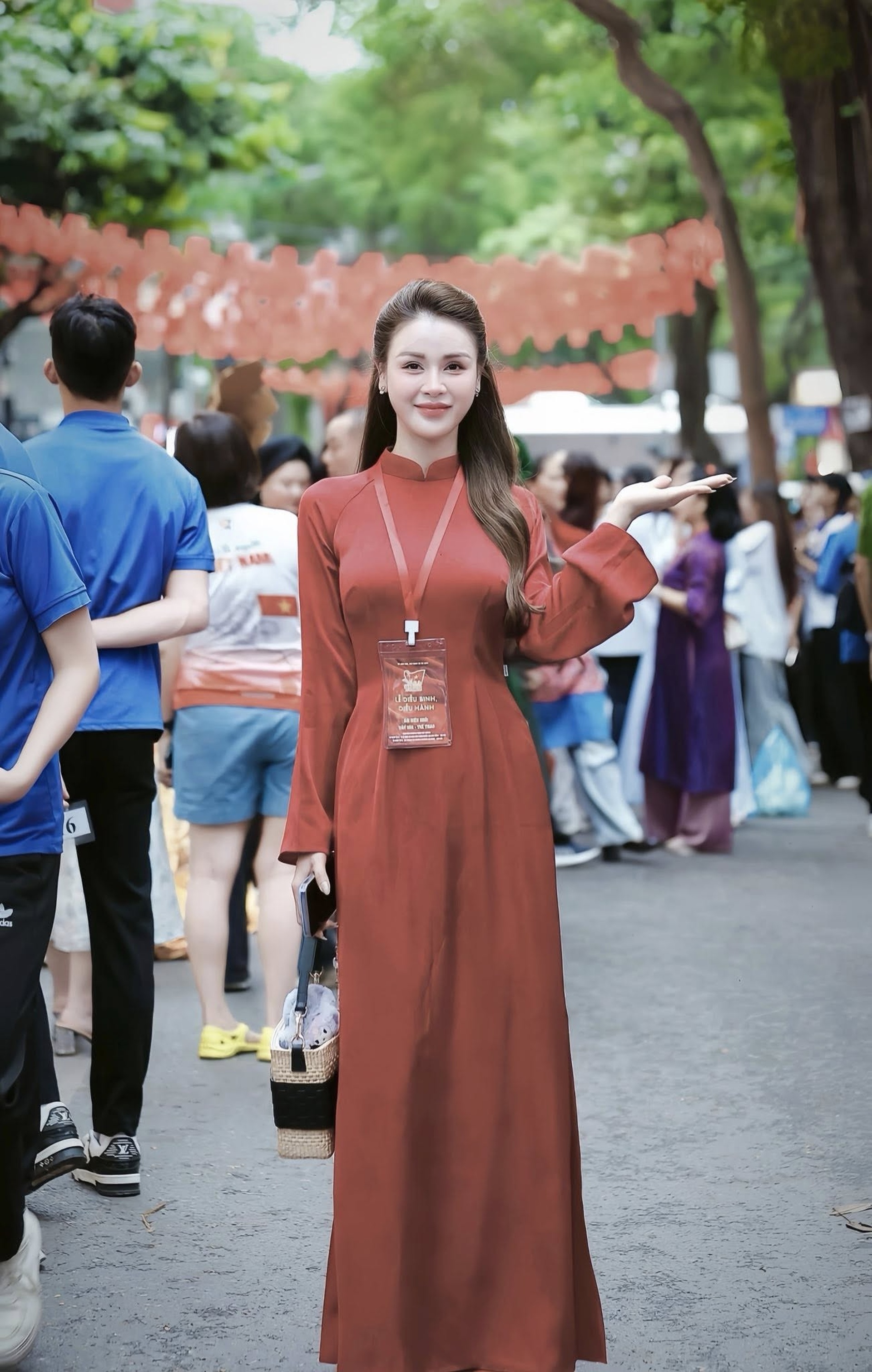 Hồng Diễm, Lương Thu Trang diện áo dài nổi bật ở buổi tập luyện diễu binh - 3 Hồng Diễm, Lương Thu Trang diện áo dài nổi bật ở buổi tập luyện diễu binh - 3