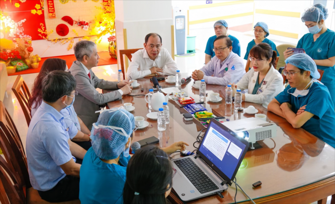 PGS TS BS Tăng Chí Thượng, Giám đốc Sở Y tế cùng lãnh đạo BV Từ Dũ, BV Nhi đồng 1 và ê-kíp thông tim can thiệp bào thai hội ý trước can thiệp cho thai phụ và bào thai (12/01/2023).
