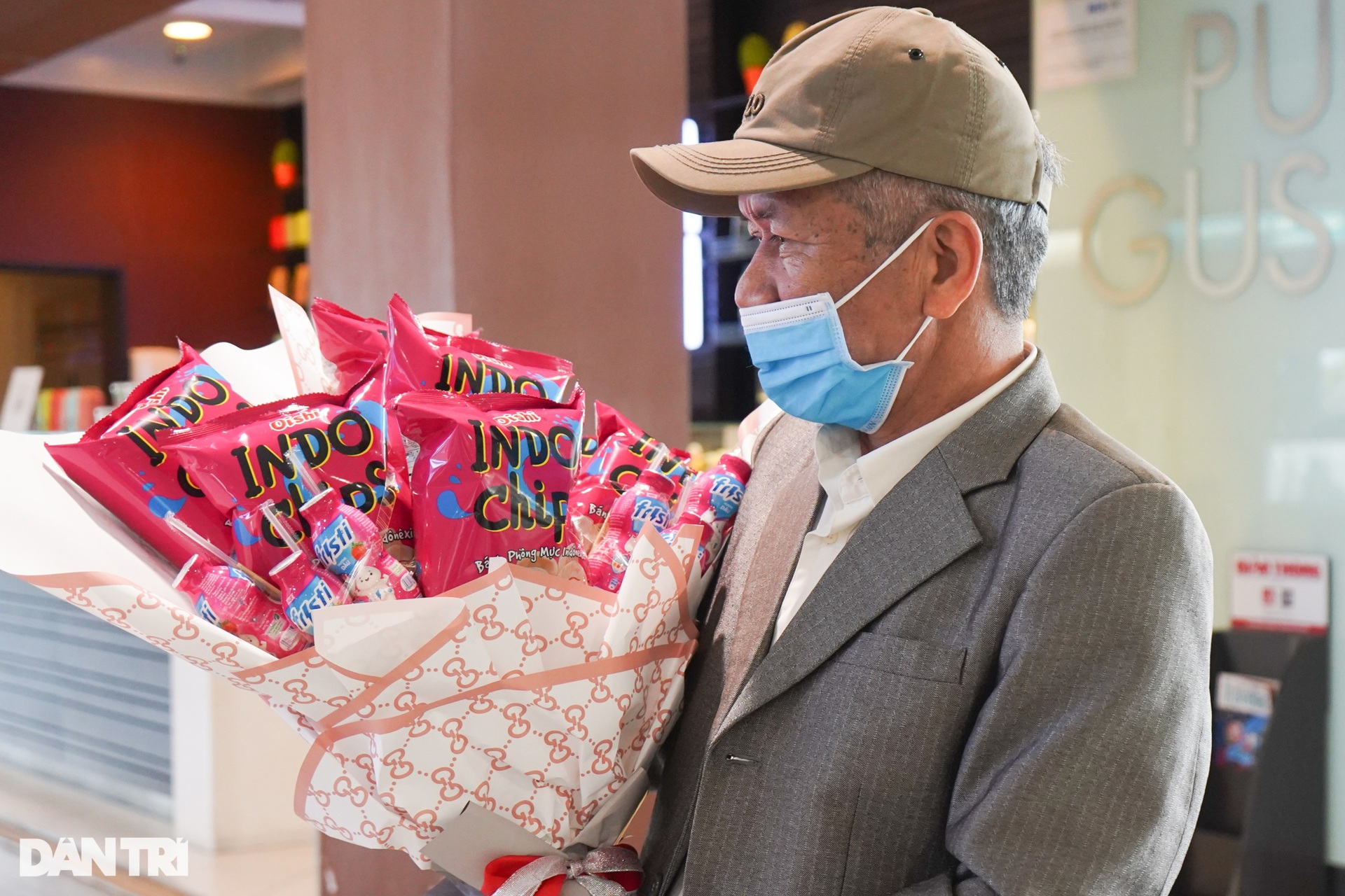 Gương mặt trẻ thơ, cái ôm tràn nước mắt trong chuyến bay giải cứu đầu tiên - 13 Gương mặt trẻ thơ, cái ôm tràn nước mắt trong chuyến bay giải cứu đầu tiên - 13