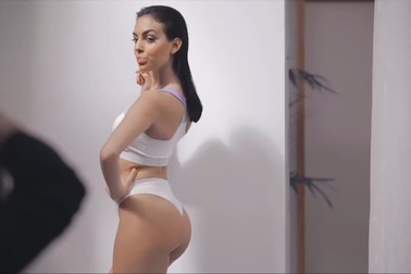 Georgina Rodriguez bốc lửa trong buổi chụp hình