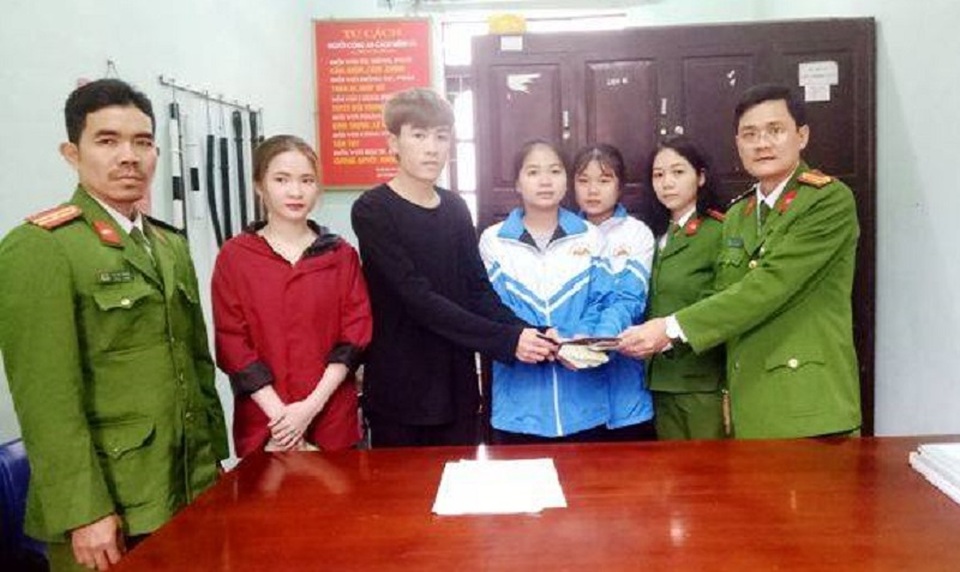 Hai nữ sinh trường Dân tộc nội trú trả lại hơn 13 triệu đồng cho người rơi - 1 Hai nữ sinh trường Dân tộc nội trú trả lại hơn 13 triệu đồng cho người rơi - 1