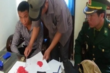 Bắt đối tượng giấu gần 500 viên ma túy trên xe khách