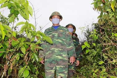 Bộ đội căng mình chống dịch nơi biên giới