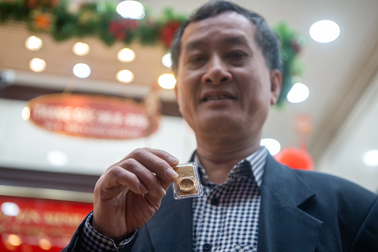 Hà Nội: Người dân xếp hàng từ 4h chờ mua vàng lấy may ngày Vía Thần tài