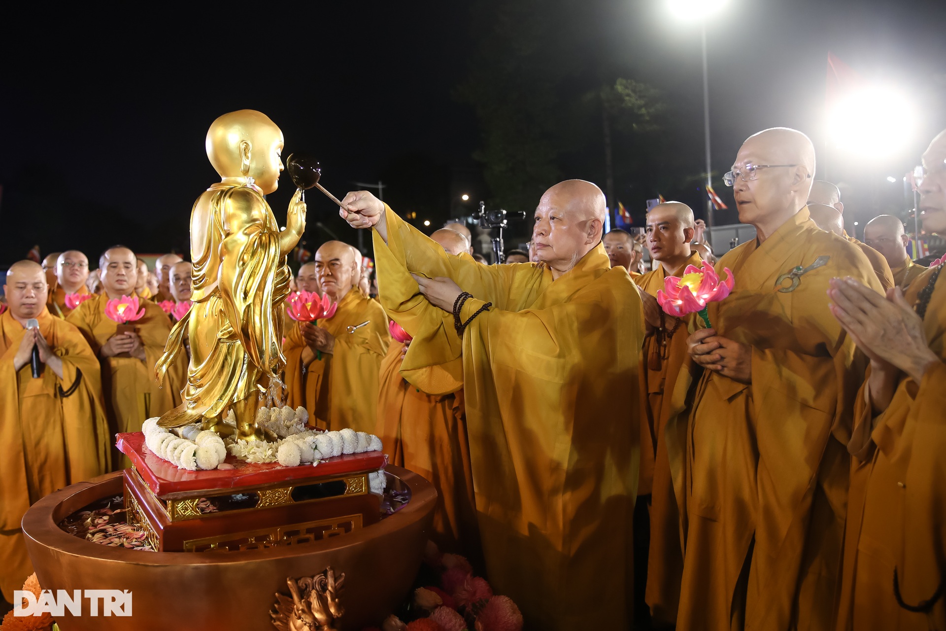 Hàng nghìn người tham gia lễ rước kiệu Phật ở TPHCM - 11