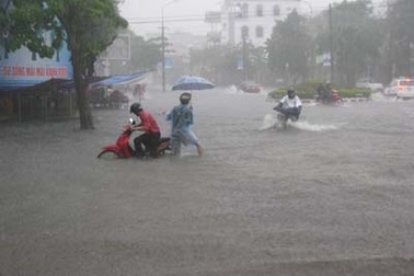 Mưa to kéo dài, thành phố Vinh chìm trong biển nước