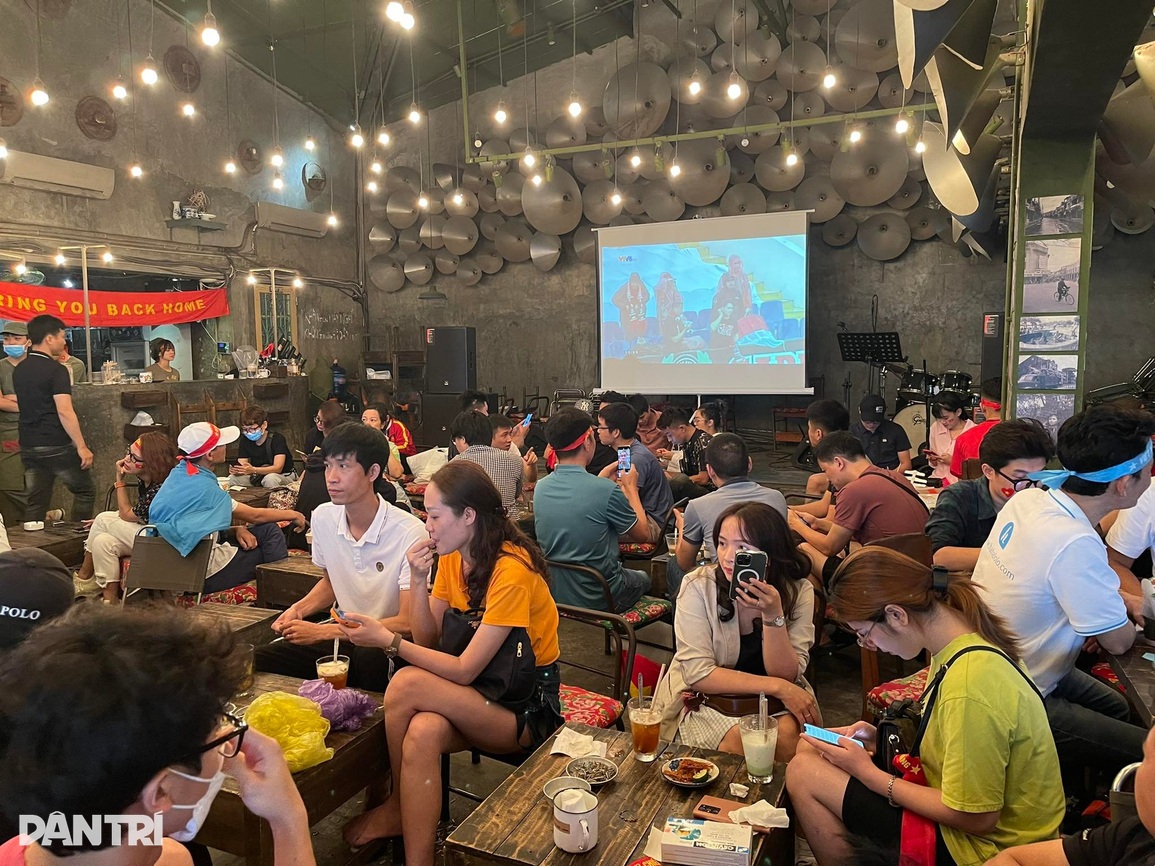 Hà Nội đội mưa ra sân Mỹ Đình, TPHCM đổ xuống đường tiếp lửa - 8 Hà Nội đội mưa ra sân Mỹ Đình, TPHCM đổ xuống đường tiếp lửa - 8