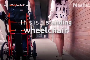 Chiếc xe lăn cho phép người dùng di chuyển với tư thế đứng thẳng