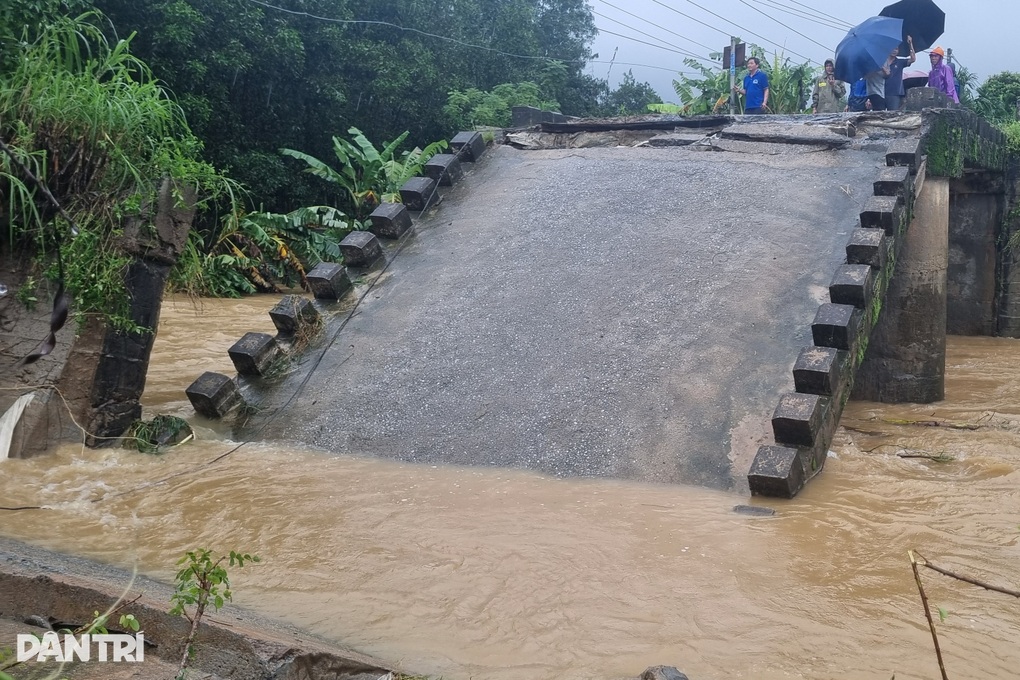 Dùng ròng rọc cấp lương thực cho hơn 1.200 người dân bị cô lập do cầu sập - 1