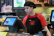 Sinh viên đi làm xuyên Tết kiếm 5-8 triệu đồng thay vì về nhà đoàn tụ