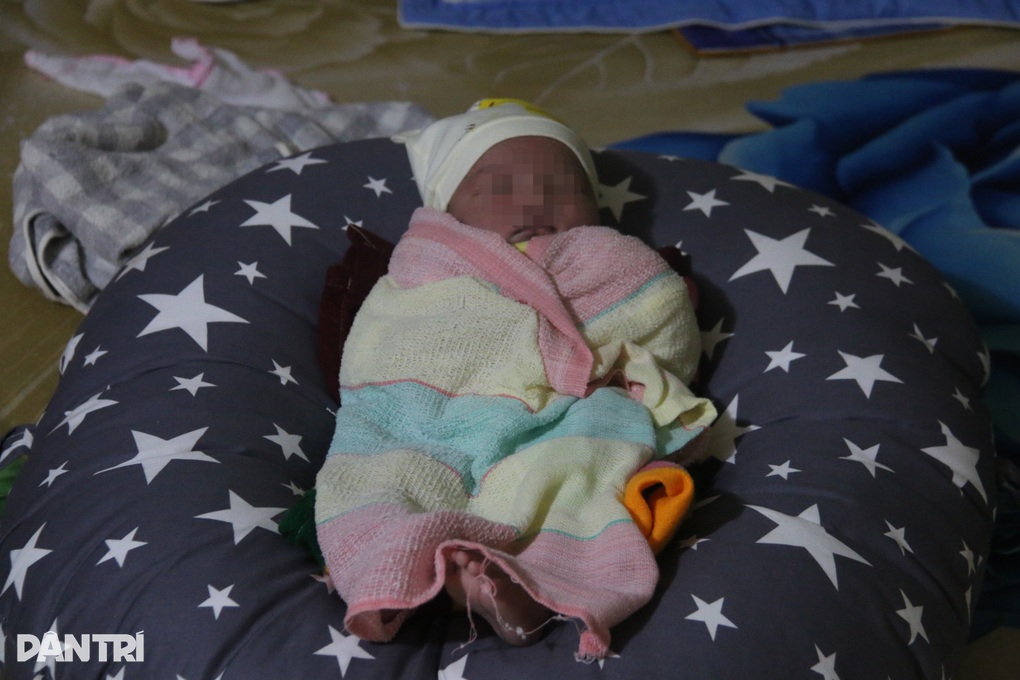 Nữ hộ sinh hai lần cứu sống trẻ sơ sinh bị bỏ rơi dọc đường - 4 Nữ hộ sinh hai lần cứu sống trẻ sơ sinh bị bỏ rơi dọc đường - 4