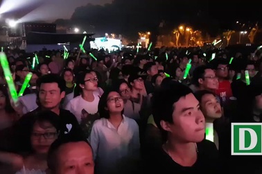 Tùng Dương trình diễn tại Lễ hội âm nhạc quốc tế Gió mùa.