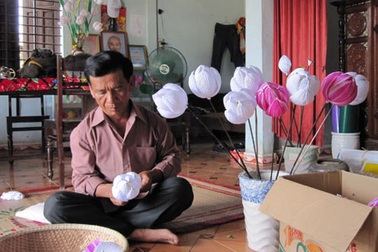 Người hồi sinh cho những cánh hoa giấy