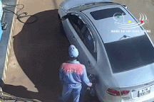 Nguyên hiệu trưởng thả tiền xuống đất khi đổ xăng vì… sợ lây Covid-19