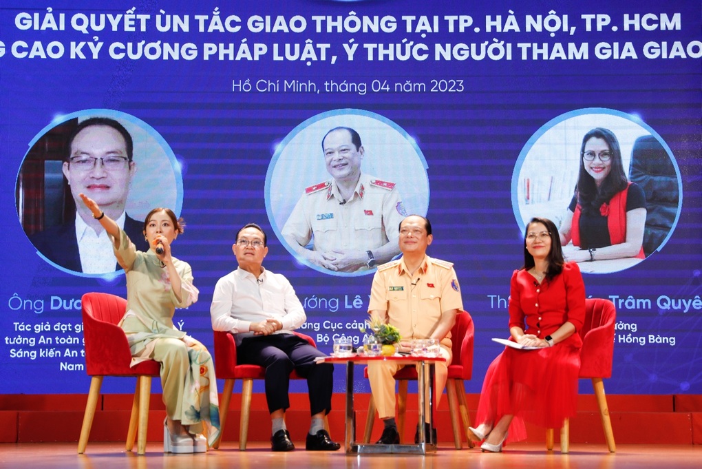 Vấn đề ùn tắc và nâng cao ý thức người tham gia giao thông - 1 Vấn đề ùn tắc và nâng cao ý thức người tham gia giao thông - 1