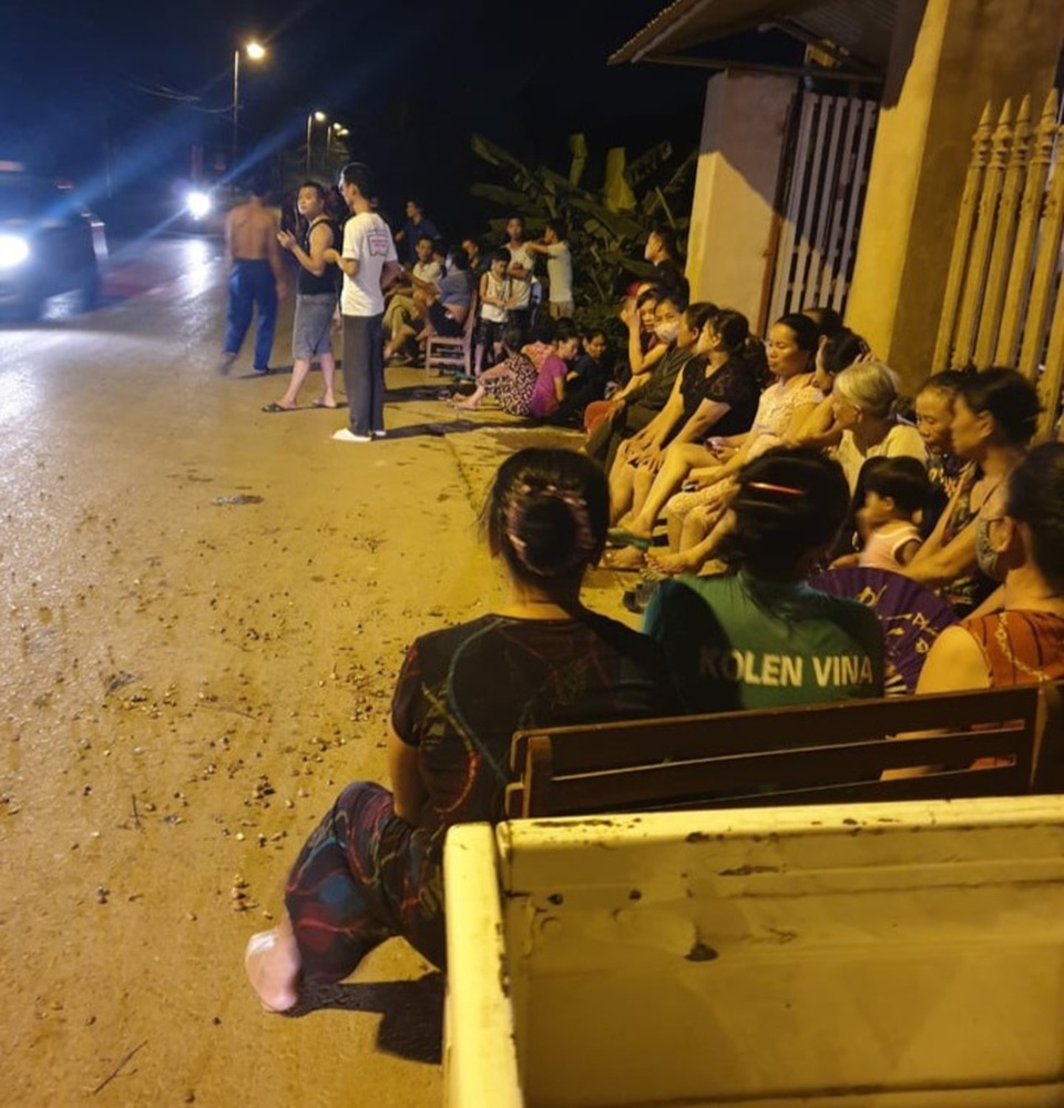 Hà Nội: Dân căng lều bạt chặn xe vào bãi rác Nam Sơn lúc nửa đêm - 2 Hà Nội: Dân căng lều bạt chặn xe vào bãi rác Nam Sơn lúc nửa đêm - 2