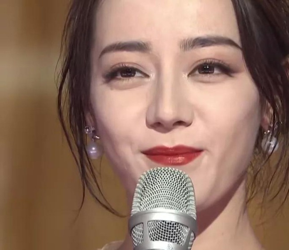 Thân hình gầy gò đáng báo động của mỹ nhân Địch Lệ Nhiệt Ba - 6 Thân hình gầy gò đáng báo động của mỹ nhân Địch Lệ Nhiệt Ba - 6
