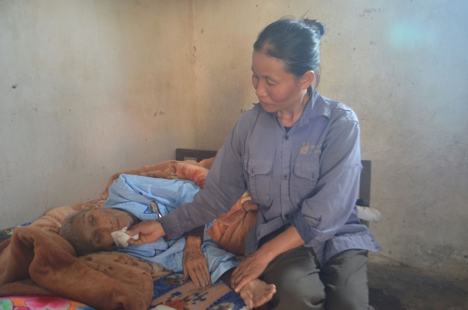 Tết cận kề, rớt nước mắt với nỗi éo le của người phụ nữ bị “trời đày” - 4 Tết cận kề, rớt nước mắt với nỗi éo le của người phụ nữ bị “trời đày” - 4