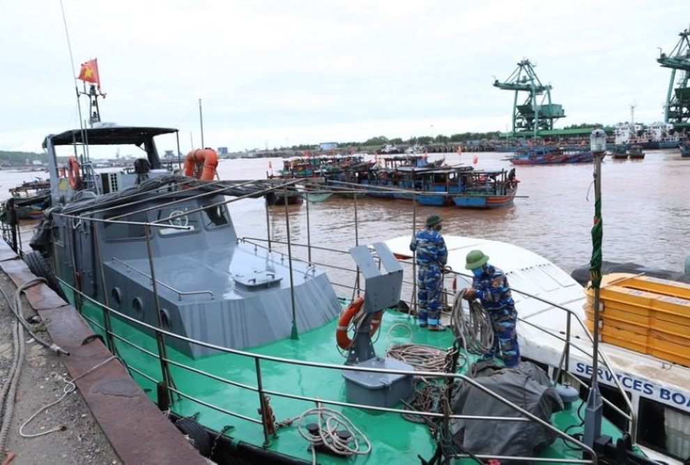 Huy động lực lượng tìm kiếm ngư dân trôi dạt trên biển sau bão số 2 - 2 Huy động lực lượng tìm kiếm ngư dân trôi dạt trên biển sau bão số 2 - 2