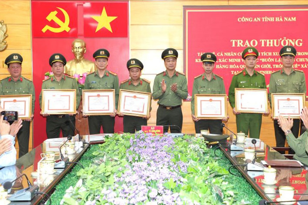 Công an Hà Nam thông tin vụ Công ty TNHH Pretty Vina buôn lậu, trốn thuế - 1 Công an Hà Nam thông tin vụ Công ty TNHH Pretty Vina buôn lậu, trốn thuế - 1
