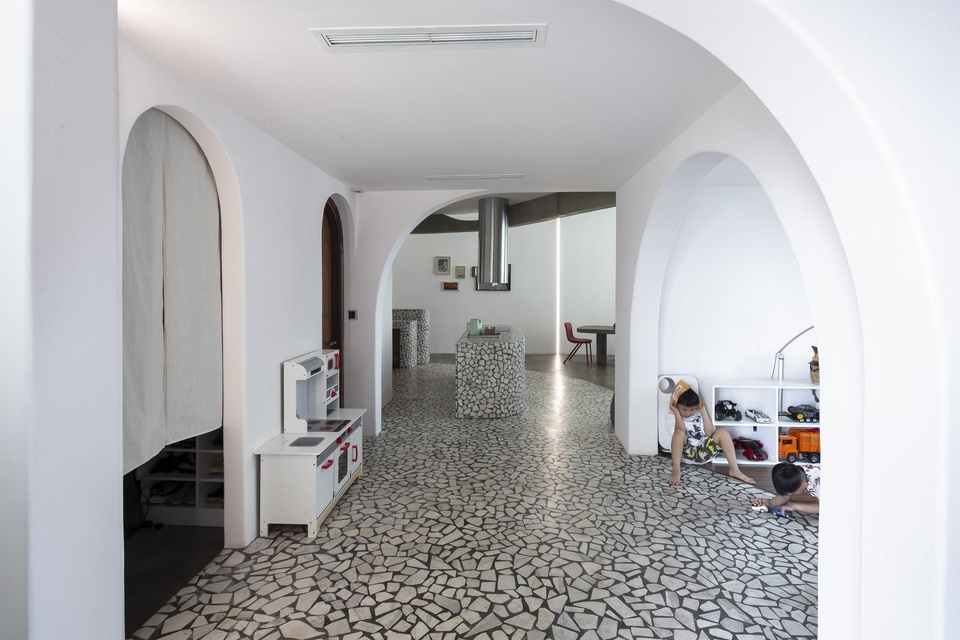 Căn hộ 200m2 ở Sài Gòn “hầm hố” với những hình khối bằng đá lạ mắt - 2