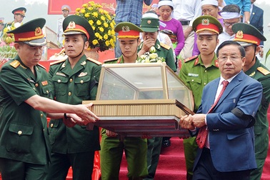 Truy điệu, an táng 7 hài cốt liệt sĩ hy sinh tại Lào