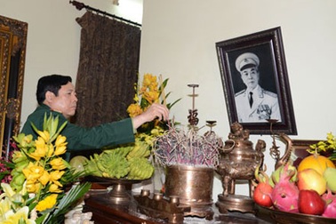 Đại tướng Phùng Quang Thanh dâng hương Đại tướng Võ Nguyên Giáp