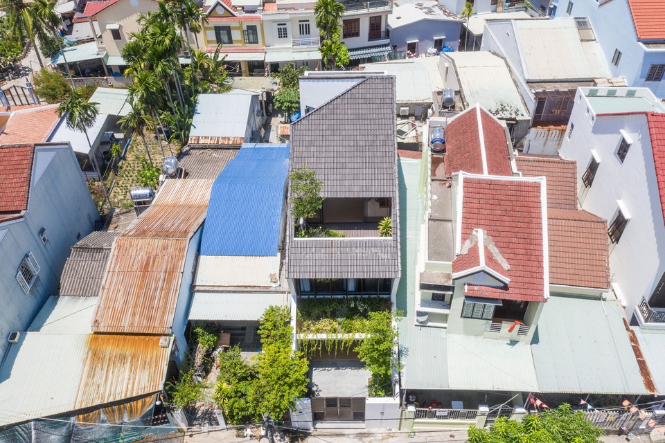 Cuộc sống thư thái trong căn nhà thủng mái độc lạ của gia đình ở Hội An - 1