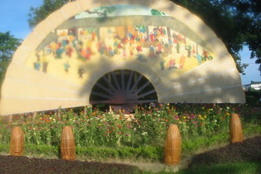 Trưng bày quạt giấy và bình mây khổng lồ