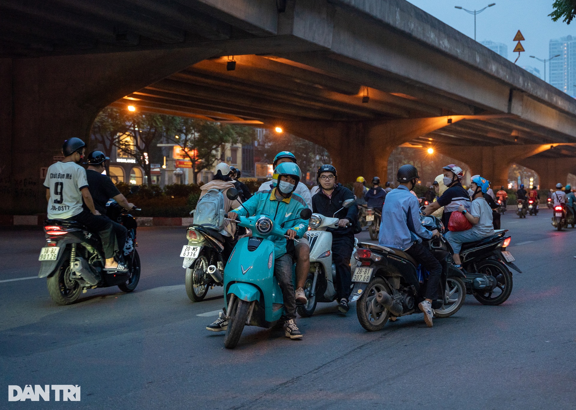 Hình ảnh xe máy đi ngược chiều tràn lan trên đường phố Hà Nội - 11