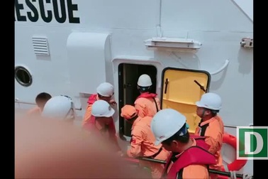 Cứu 10 ngư dân tàu cá Quảng Ngãi bị nạn trên đường tránh bão