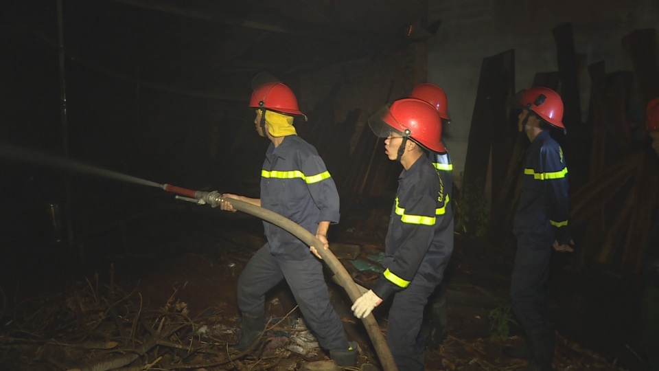 Cháy xưởng gỗ trong đêm, nhiều tài sản bị thiêu rụi - 1 Cháy xưởng gỗ trong đêm, nhiều tài sản bị thiêu rụi - 1
