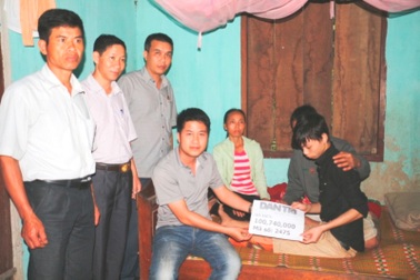 Trao hơn 100 triệu đồng tới em Nguyễn Kim Tú