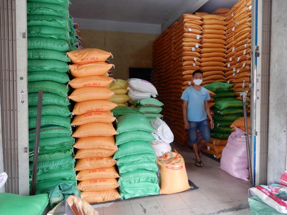 Bà chủ cửa hàng gạo khuyên khách không mua gạo tích trữ - 4