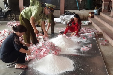 Bắt và tiêu hủy hơn 300kg mì chính giả mạo nhãn hàng hóa