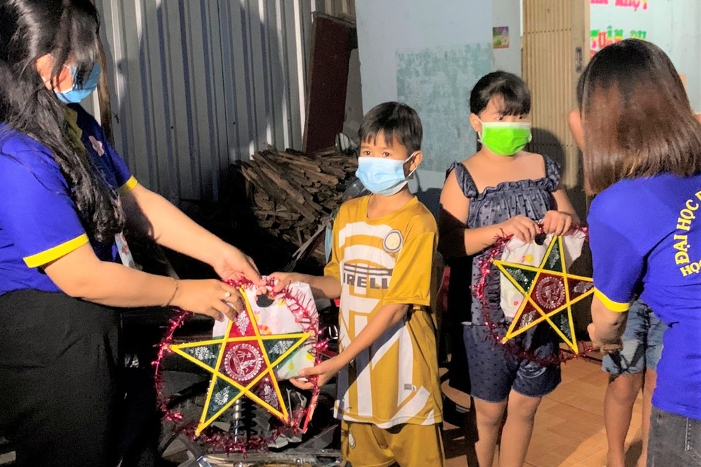 Quan tâm trẻ em ở khu cách ly, phong tỏa vì Covid-19 dịp Tết trung thu - 2 Quan tâm trẻ em ở khu cách ly, phong tỏa vì Covid-19 dịp Tết trung thu - 2