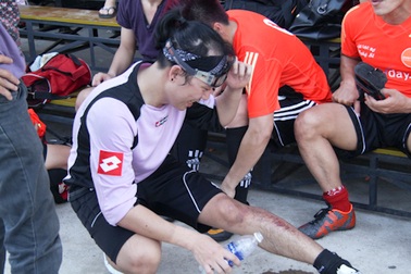 Nghệ sĩ "đổ máu" trên sân bóng