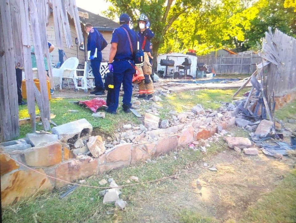 Say xỉn, tài xế lái xe ô tô lao xuống bể bơi - 4 Say xỉn, tài xế lái xe ô tô lao xuống bể bơi - 4