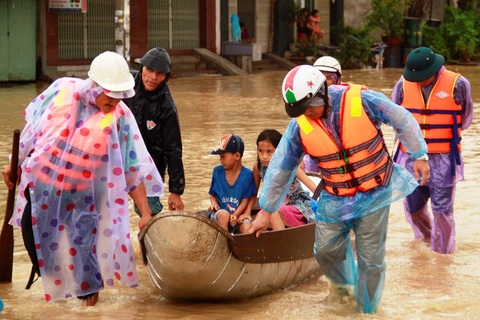 Thủ tướng: “Không để dân đói khát, bệnh tật vì mưa lũ”